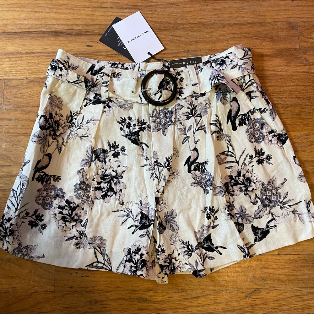 buckle belt floral shorts